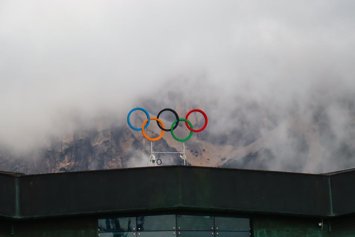Cortina D'Ampezzo (Belluno). Il simbolo dei Giochi olimpici sul tetto del PalaGhiaccio (Foto di Natalie Sclippa)