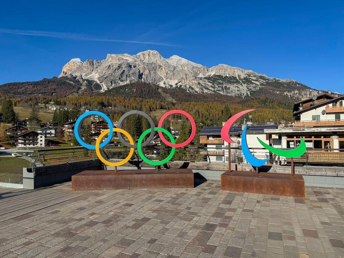 Cortina D'Ampezzo (Belluno), i simboli delle Olimpiadi e delle Paralimpiadi del 2026 (Foto di <a href="https://www.pexels.com/it-it/foto/simboli-olimpici-e-paralimpici-a-cortina-d-ampezzo-30100582/" target="_blank">David Dibert</a> da Pexels)