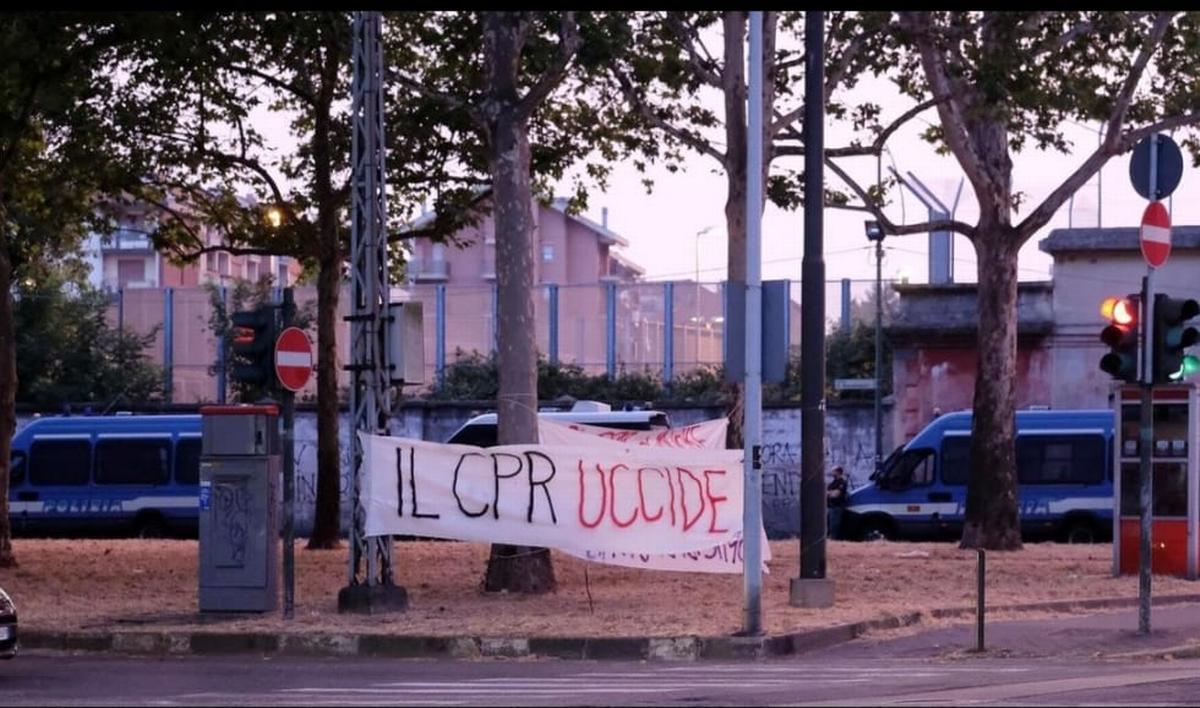 Torino, uno striscione appeso in corso Brunelleschi. Foto dalla pagina Facebook di No Cpr Torino