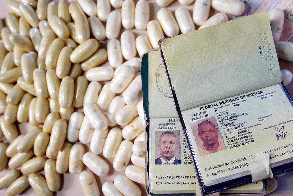 Le capsule di cocaina e i passaporti dei due nigeriani arrestati all'aeroporto di Capodichino nel 2004. Nei loro stomaci piu' di 130 grandi capsule, pari a 2 kg e mezzo di droga (Ciro Fusco/Ansa)