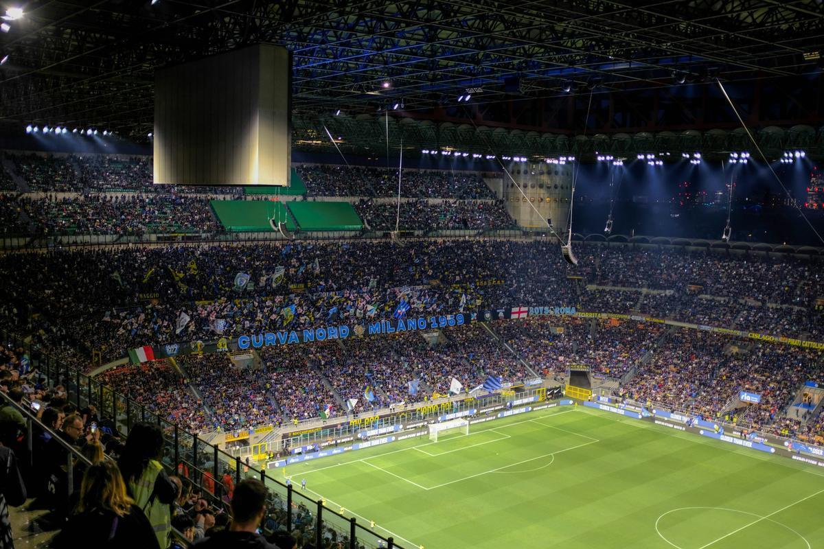 La curva nord dello stadio Giuseppe Meazza a Milano. Foto di <a href="https://unsplash.com/it/@zachr1992?utm_content=creditCopyText&utm_medium=referral&utm_source=unsplash">Zach Rowlandson</a> su <a href="https://unsplash.com/it/foto/uno-stadio-pieno-di-gente-che-guarda-una-partita-di-calcio-yQIsrc3VnM8?utm_content=creditCopyText&utm_medium=referral&utm_source=unsplash">Unsplash</a> 