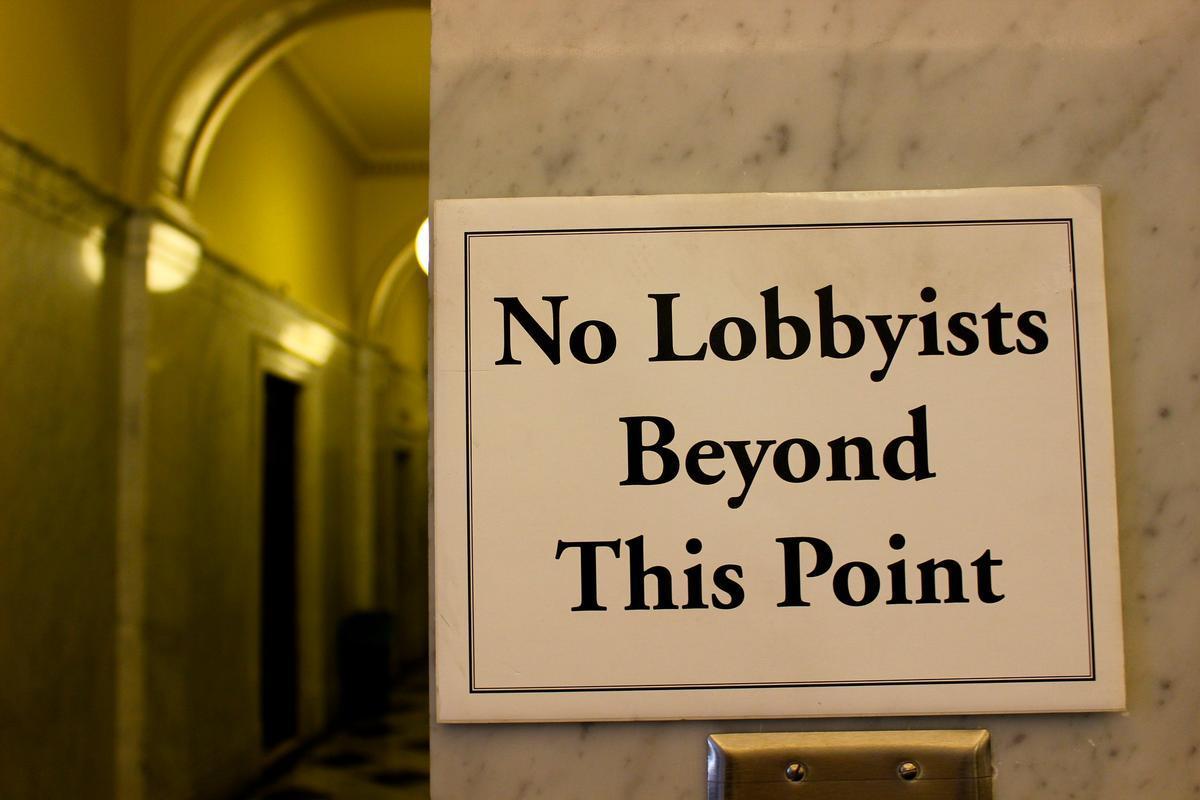 Un cartello vieta ai lobbisti di accedere ad alcuni uffici nel Campidoglio di Annapolis, in Maryland, Stati Uniti (Foto di Daniel Huizing da Flickr)