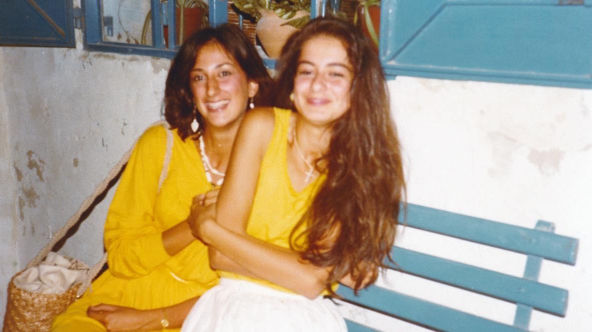 Daphne Caruana Galizia da giovane (a sinistra) con la sorella Corinne Vella