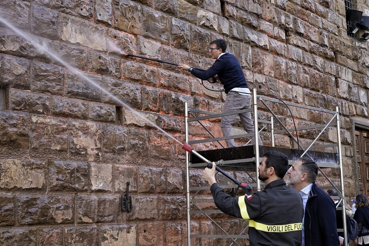 Florence, 17 March 2023. Mayor Dario Nardella washes the paint thrown by the Ultima Generation activists on Palazzo Vecchio (Photo Press Office of the Municipality of Florence)