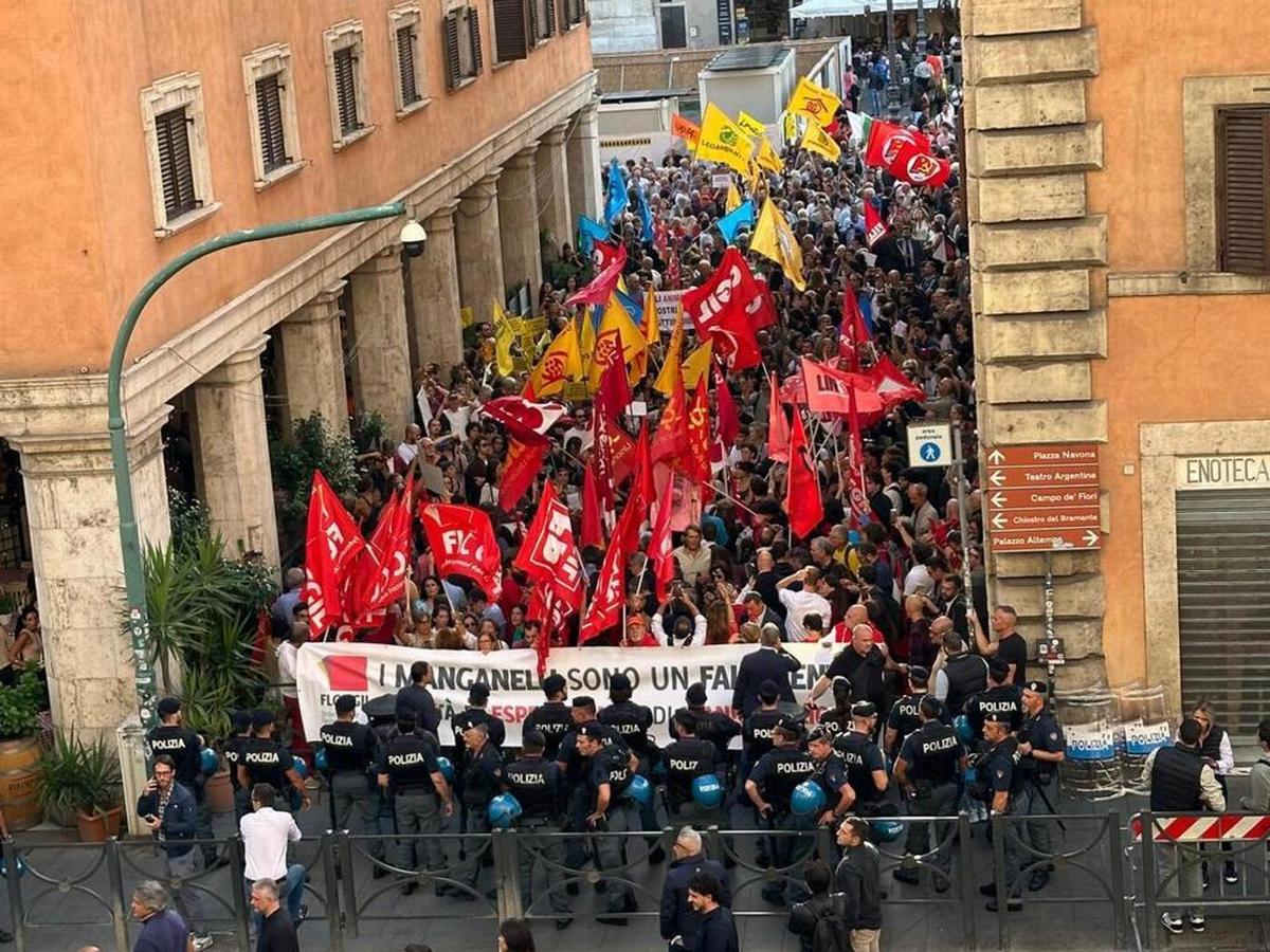 Roma, 25 settembre 2024. Il sit-in promosso da Cgil e Uil per dire 'No al ddl sicurezza' davanti al Senato. Piazza Vidoni è subito affollata al punto che i manifestanti non riescono più a entrare (Anna Laura Bussa/Ansa) 