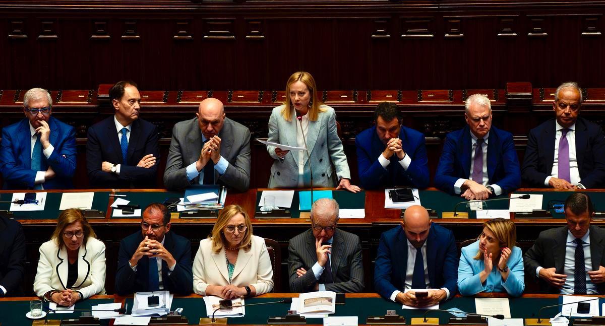 Montecitorio, 23 giugno 2025. La Presidente del Consiglio, Giorgia Meloni, con alcuni membri dell'esecutivo. Immagini messe a disposizione con licenza CC-BY-NC-SA 3.0 IT