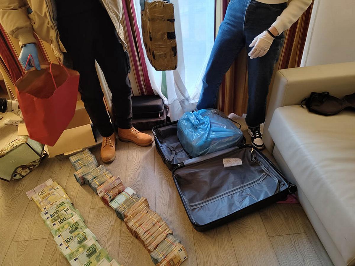 Cinisello Balsamo (Mi). Una parte del denaro contante ritrovato all'interno di una camera di albergo dove una coppia gestiva delle attività finanziarie illecite