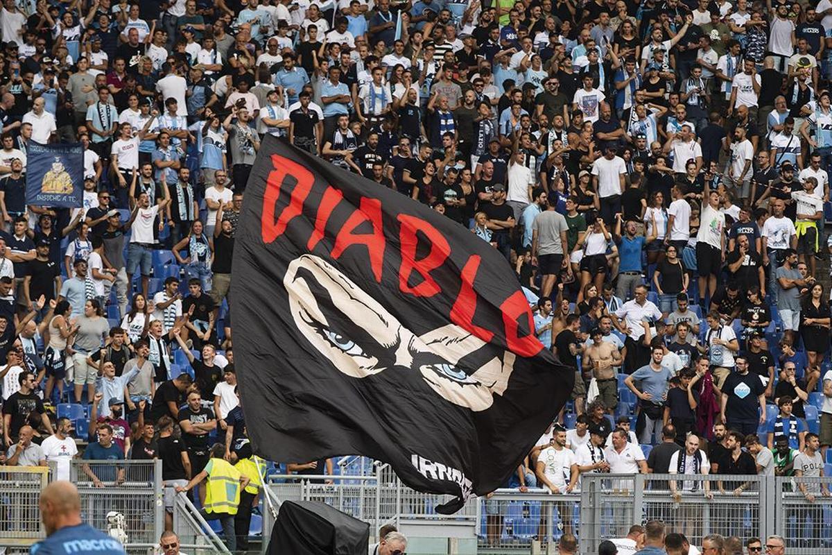 Roma, 1 settembre 2019. Tifosi della Lazio sventolano in occasione del derby una bandiera in memoria di Fabrizio Piscitelli "Diabolik", ucciso il 7 agosto (Claudio Peri/Ansa)