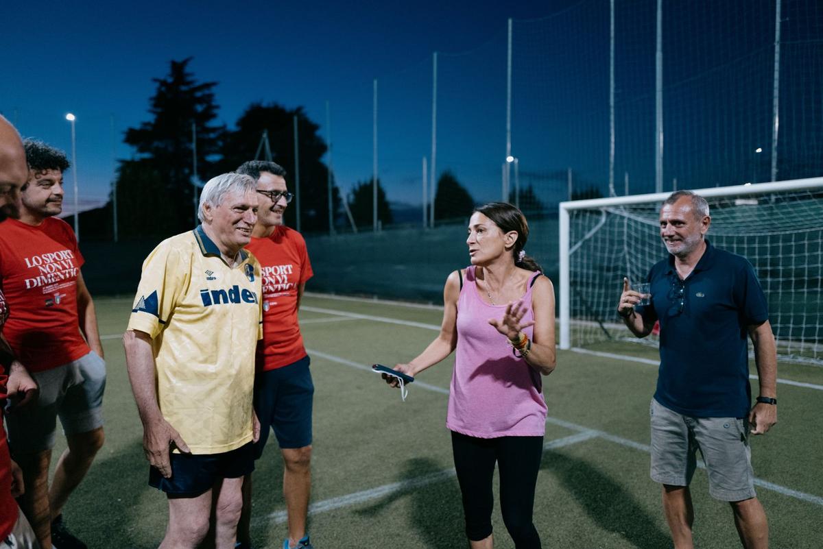 Savignano sul Panaro (Modena), luglio 2022. Don Luigi Ciotti, in maglia gialla del Modena, durante una partita di calcio nel corso di una manifestazione di Libera (Foto di Marco Panzarella)