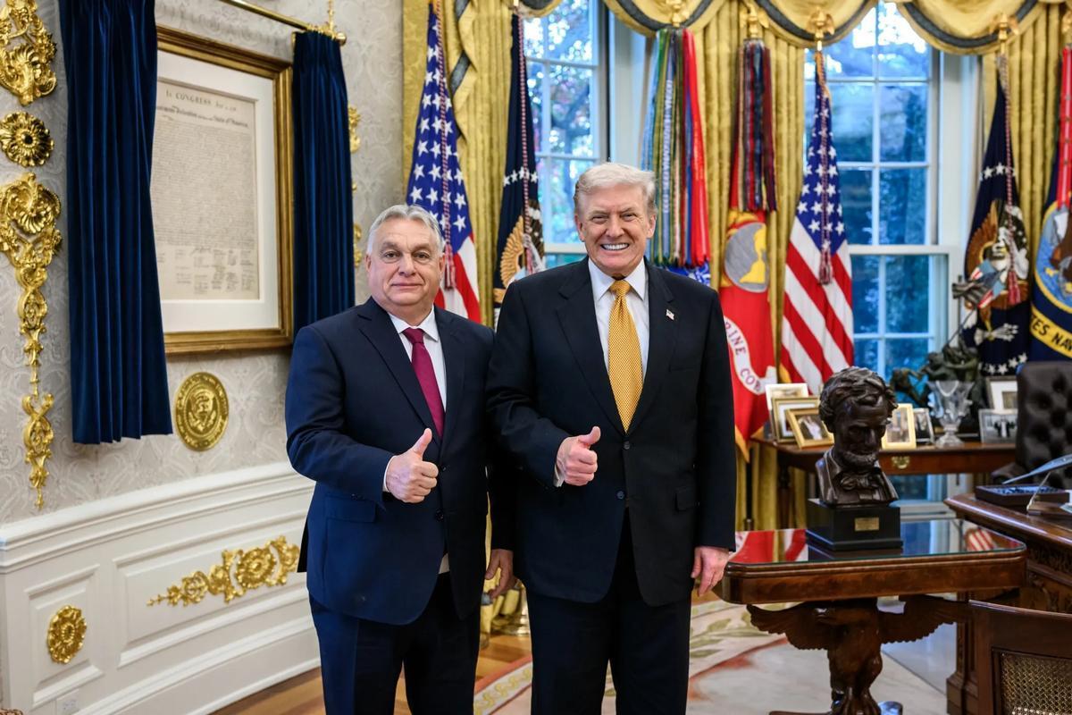 Washington D.C., 7 novembre 2025. Il presidente ungherese Viktor Orban e quello statunitense Donald Trump fotografati nello Studio Ovale alla Casa Bianca (Foto da whitehouse.gov)