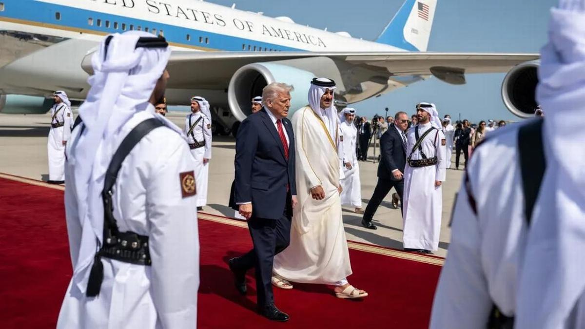 Doha, Qatar, maggio 2025. Donald Trump accolto dallo sceicco Tamim bin Hamad Al Thani (Foto dal sito whitehouse.gov)