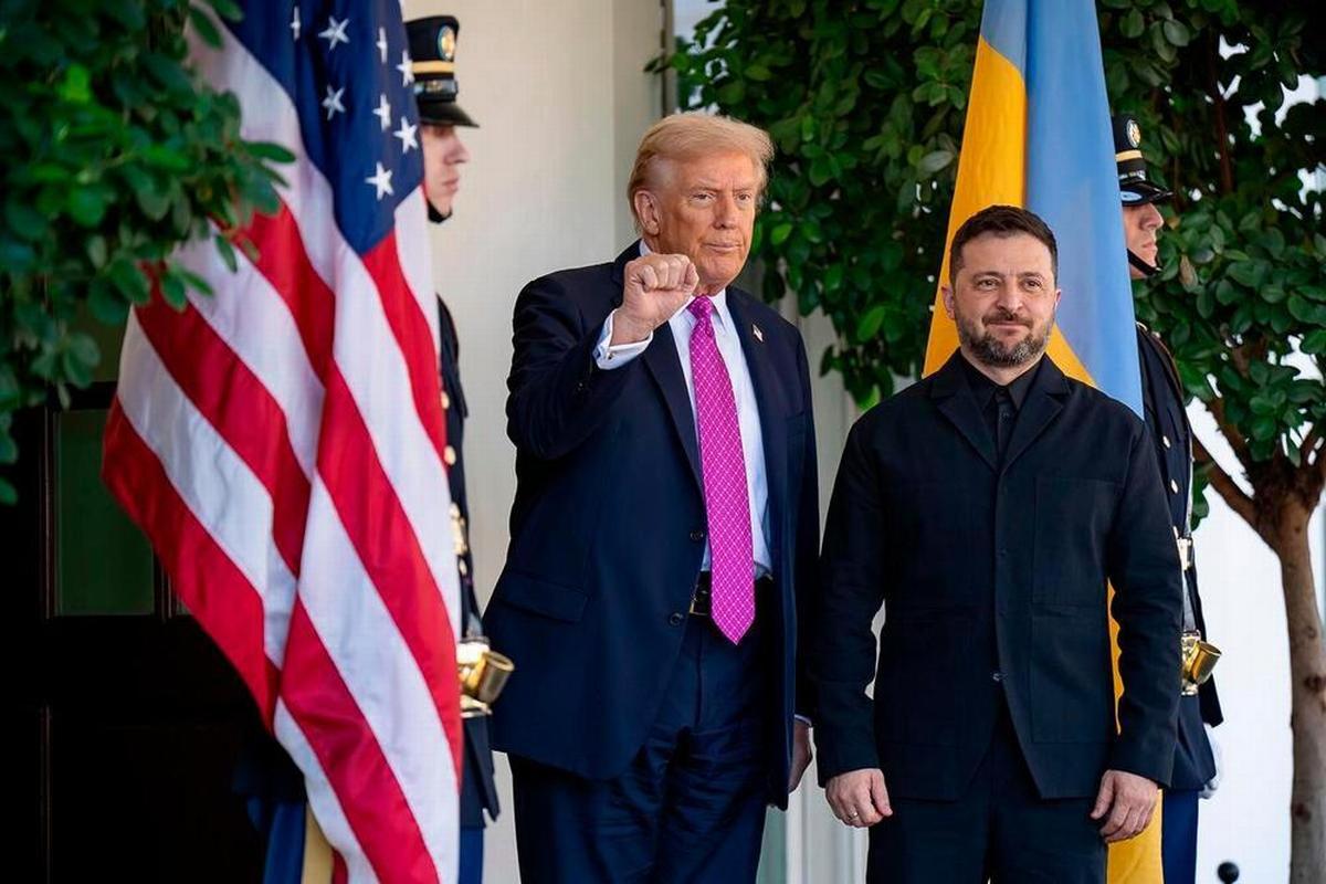 Washington D.C. (Usa), 17 ottobre 2025. Il presidente Donald Trump saluta il presidente ucraino Volodymyr Zelenskyy all'ingresso dell'ala ovest della Casa Bianca. (Foto ufficiale della Casa Bianca di Juliana Luz)