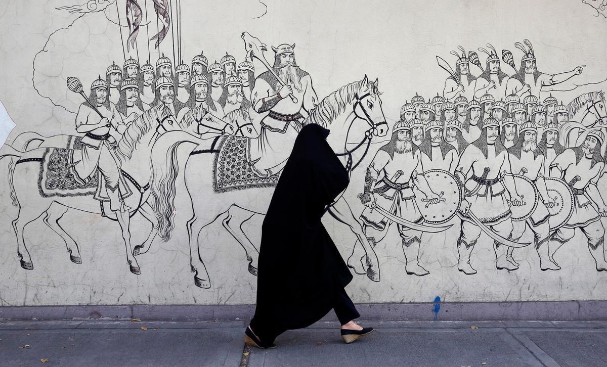 Ottobre 2022. Una donna passeggia per le vie di Teheran/Ansa