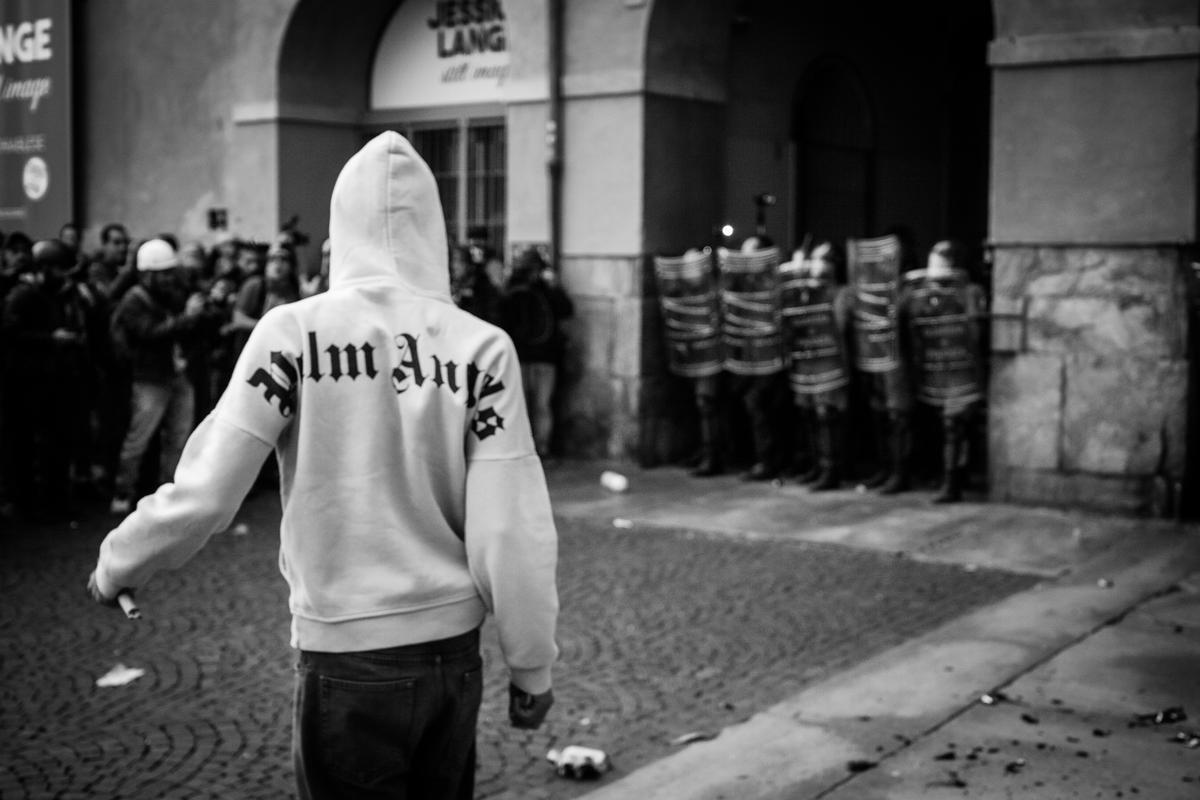 Torino, 24 ottobre 2026. Un ragazzo di fronte agli agenti di polizia durante la manifestazione contro riarmo, caro vita e data center. Foto di M. Panzarella