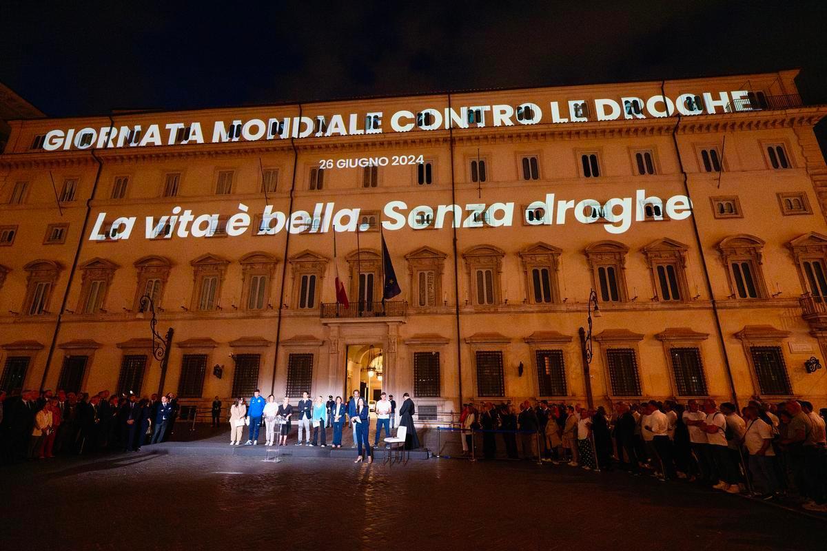 Roma, 25 giugno 2024. La facciata di Palazzo Chigi illuminata in occasione della Giornata internazionale contro l'abuso di droghe (foto Palazzo Chigi)