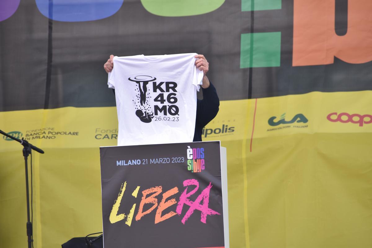 Milano, 21 marzo 2023. Il presidente di Libera Luigi Ciotti mostra una maglia che ricorda la strage di Cutro.