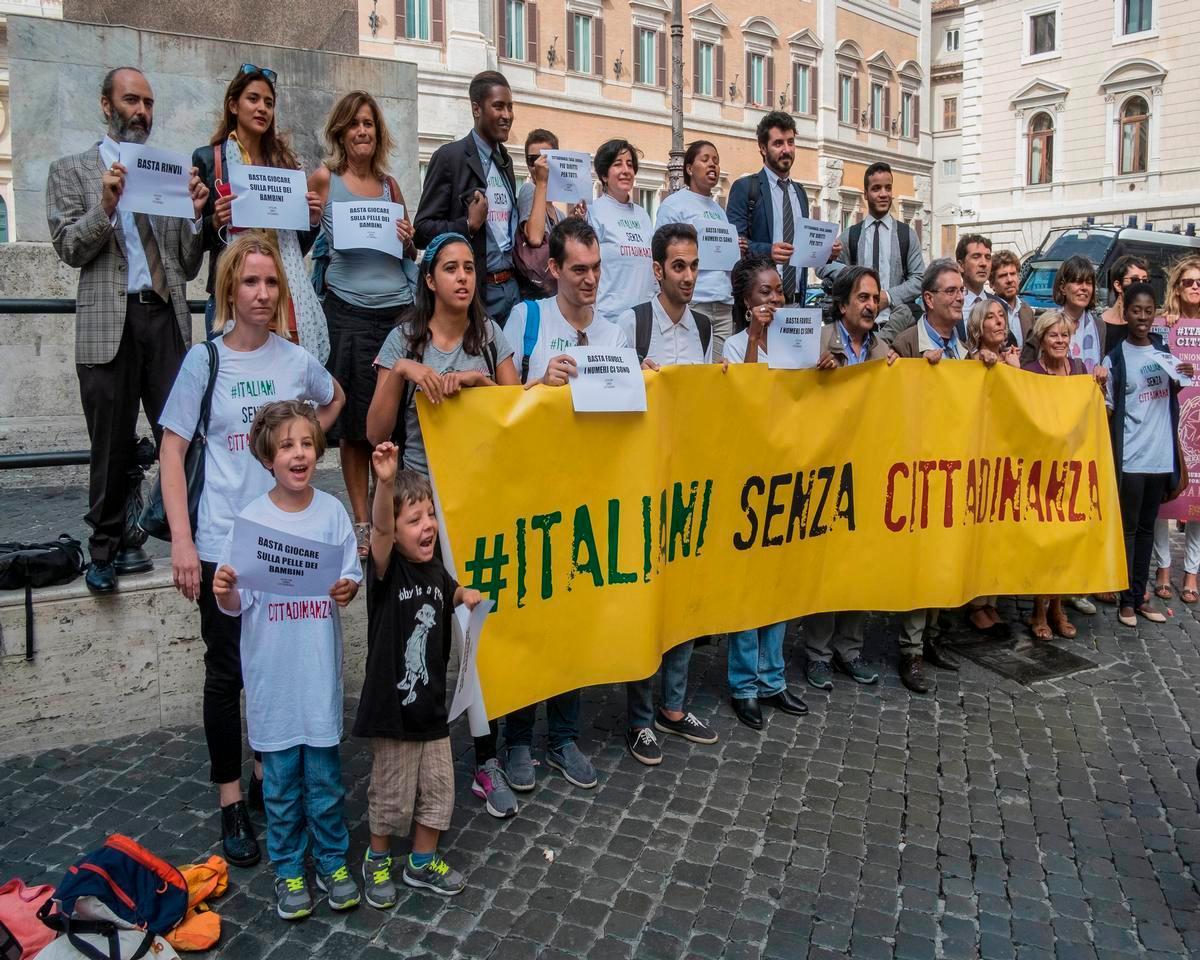 Sit-in di protesta in piazza Montecitorio dei movimenti Italiani senza cittadinanza e L'Italia sono anch'io. A. Cristini 