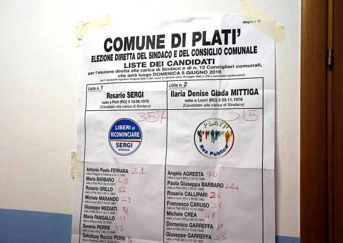 Platì (Reggio Calabria), 6 giugno 2016. Dopo dieci anni di commissari, il comune calabrese era tornato al voto per eleggere il suo sindaco. Due anni dopo, però, il governo lo commissariò nuovamente (Salvatore Monteverde/Ansa) 