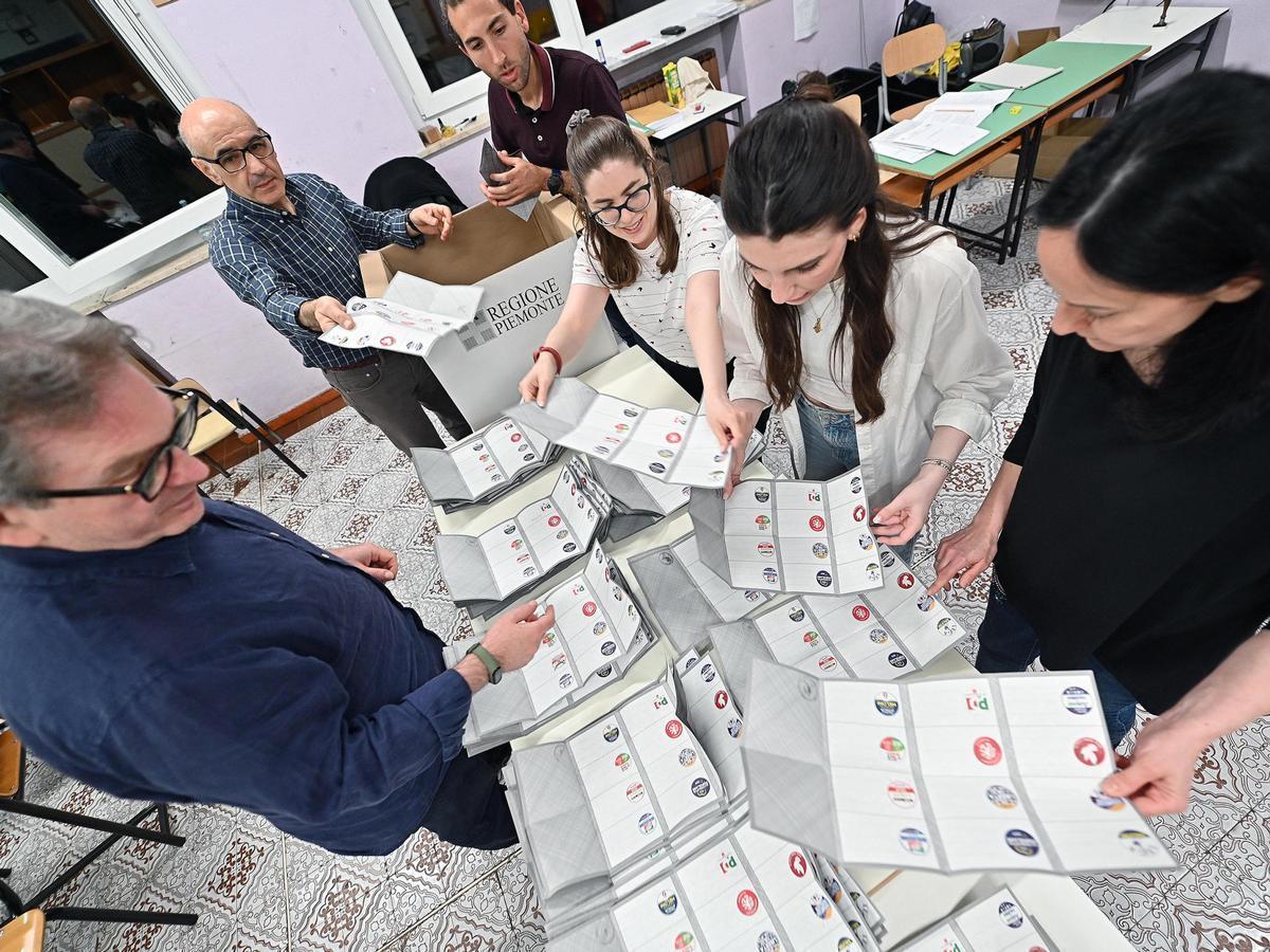 Torino, 9 giugno 2024. Lo spoglio delle schede delle elezioni europee in un seggio in via Ada Negri (Foto Alessandro Di Marco/Ansa)