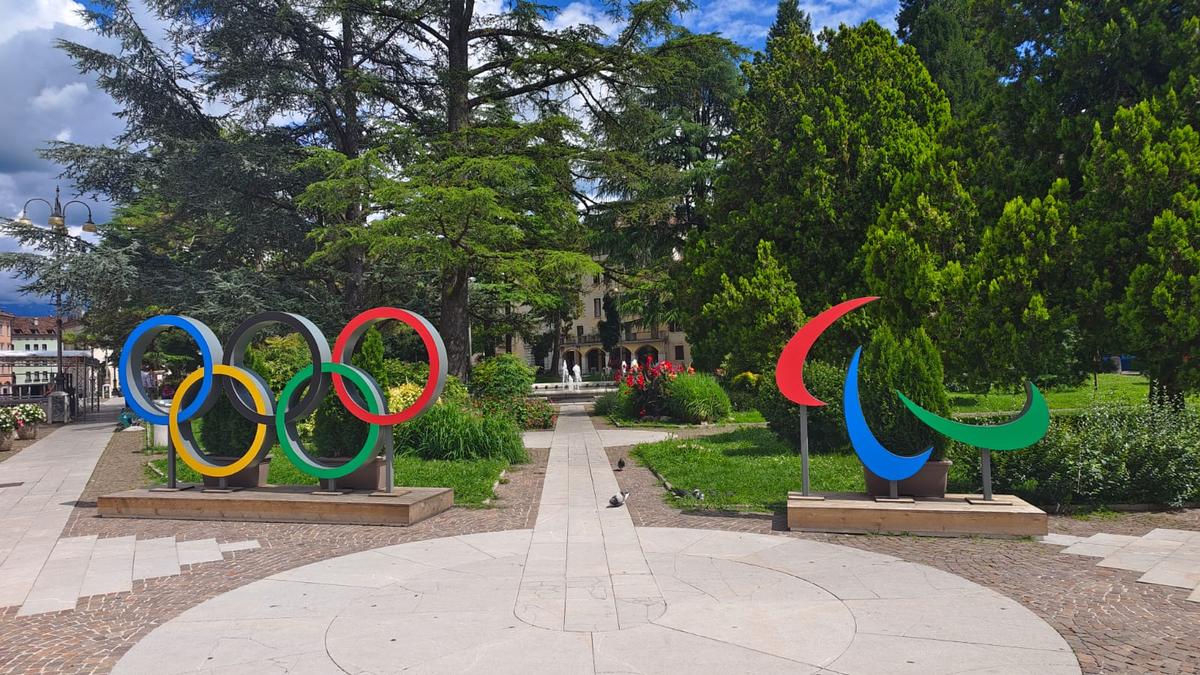 Simboli delle Olimpiadi e delle Paralimpiadi a Belluno. Foto. N. Sclippa