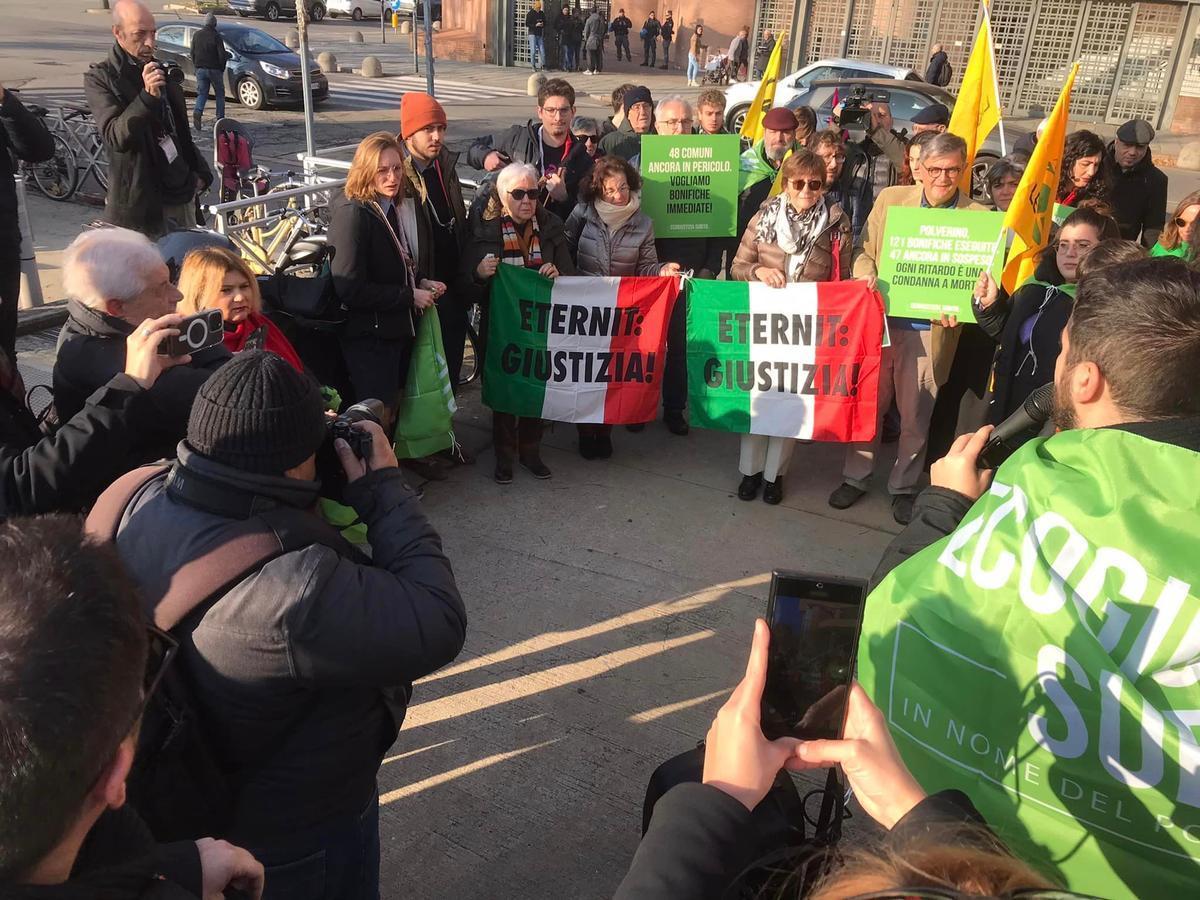 Il presidio organizzato davanti al tribunale di Torino, dove è in corso il processo Eternit bis. Foto di D. Mattiello