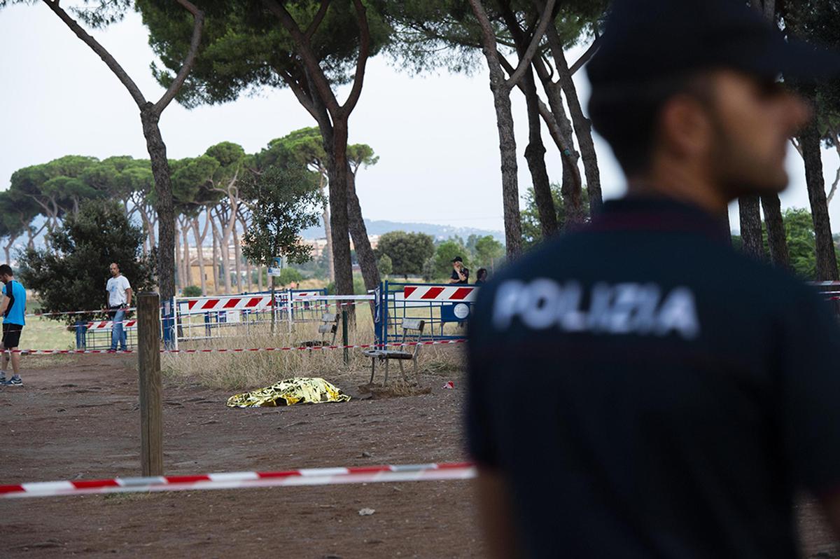 I rilievi della polizia al Parco degl acquedotti a Roma, il 7 agosto 2019, sul luogo dell'omicidio di "Diabolik", Fabrizio Piscitelli