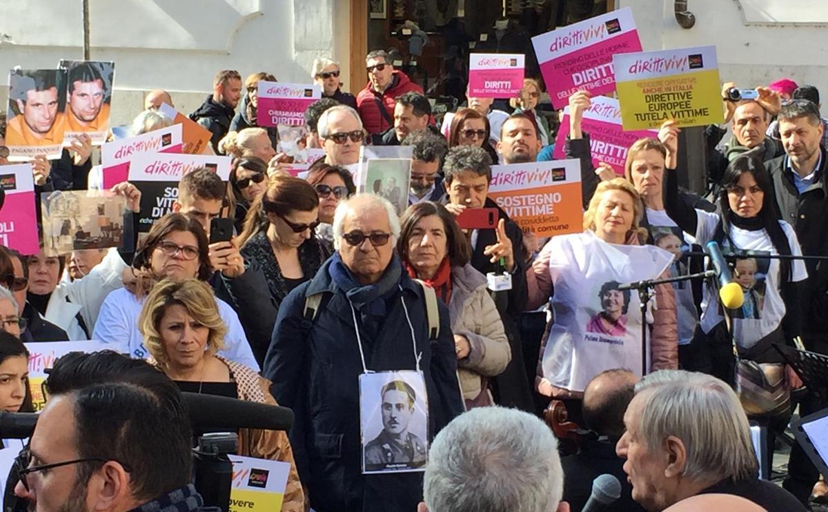 Roma, febbraio 2020. Un gruppo di familiari delle vittime innocenti delle mafie protestano davanti Montecitorio.