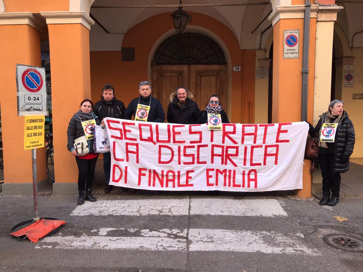 Un gruppo di manifestanti protesta davanti al tribunale di Modena