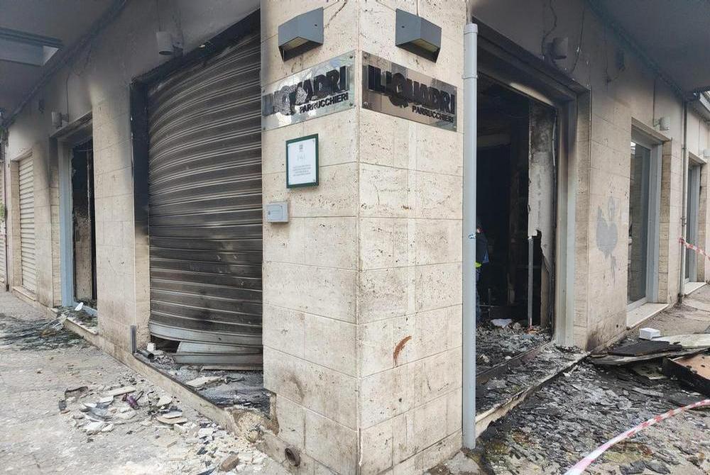 San Severo, 11 gennaio 2022. Uno dei due negozi colpiti dalle bombe in provincia di Foggia. F. Cautillo/Ansa 