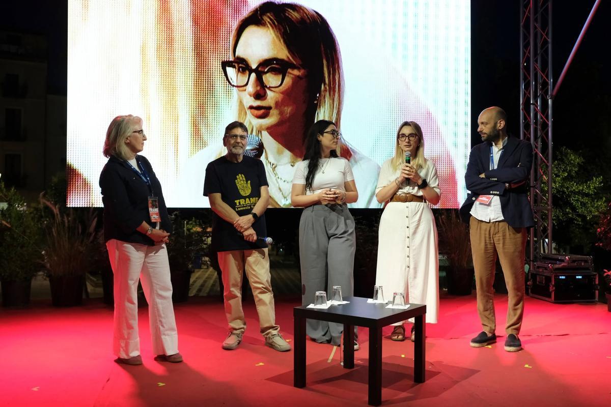 Lamezia Terme, 21 giugno 2026. Un momento dell'incontro in memoria di Michele Albanese. Da sinistra, Graziella Di Mambro (Articolo 21), Nuccio Iovene (presidente della Fondazione Trame), Michela e Maria Pia Albanese, e Giovanni Tizian, direttore artistico del festival (Foto di Mario Spada per il festival Trame)