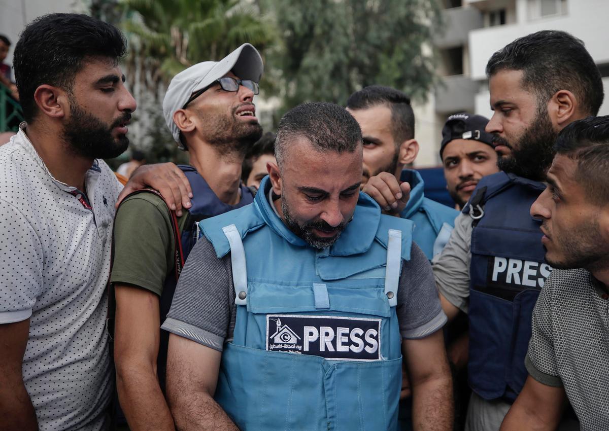 Gaza (Palestina), 10 ottobre 2023. La disperazione di alcuni giornalisti palestinesi dopo che due colleghi sono rimasti uccisi durante gli attacchi israeliani a Gaza City. Foto di Haitham Imad/Epa 