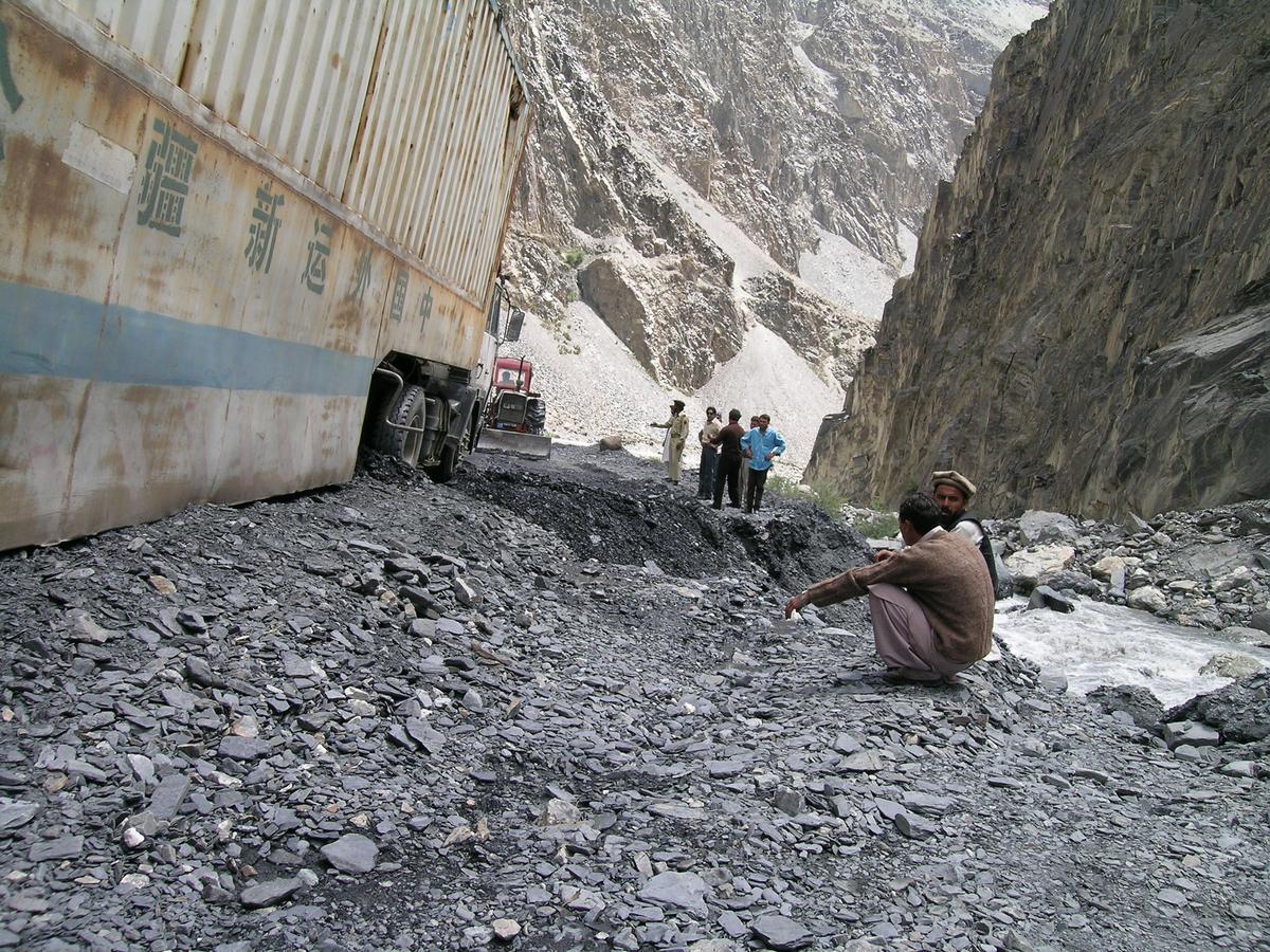 Strada del Karakorum: dopo il passo Khunjerab, buona parte della carreggiata non è asfaltata e sono frequenti smottamenti e frane