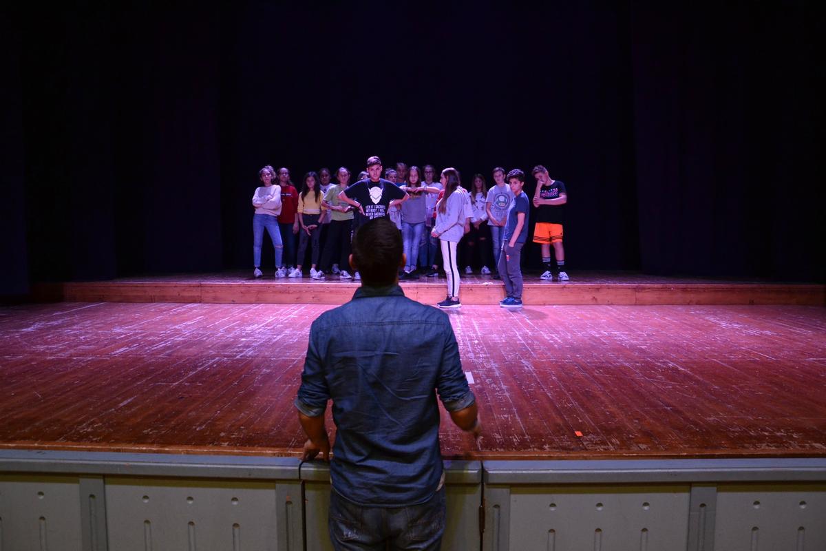 Di spalle, Alessandro Gallo dirige i giovani sul palco (Foto Patrizia Fazzi)