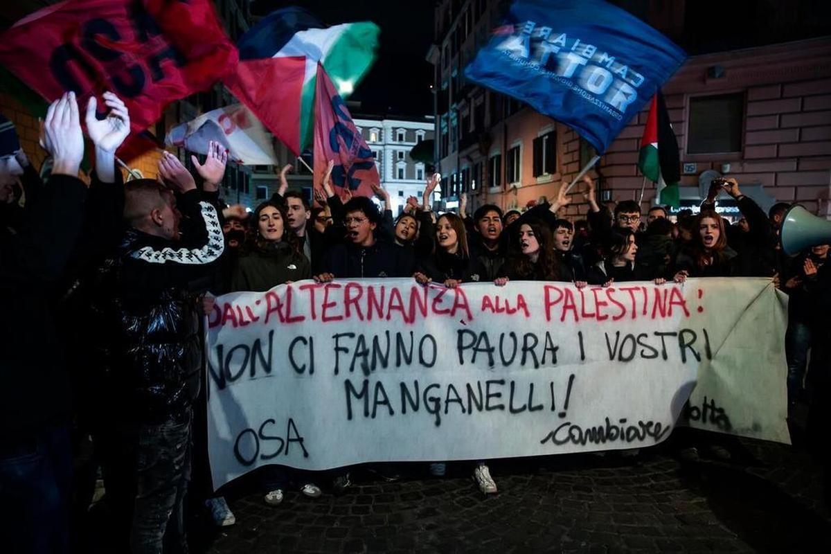 Roma, 25 febbraio 2024. Manifestanti davanti al Viminale dopo gli eventi accaduti a Pisa, Firenze e Catania, tra manifestanti e forze dell'ordine (A.Carconi/Ansa)