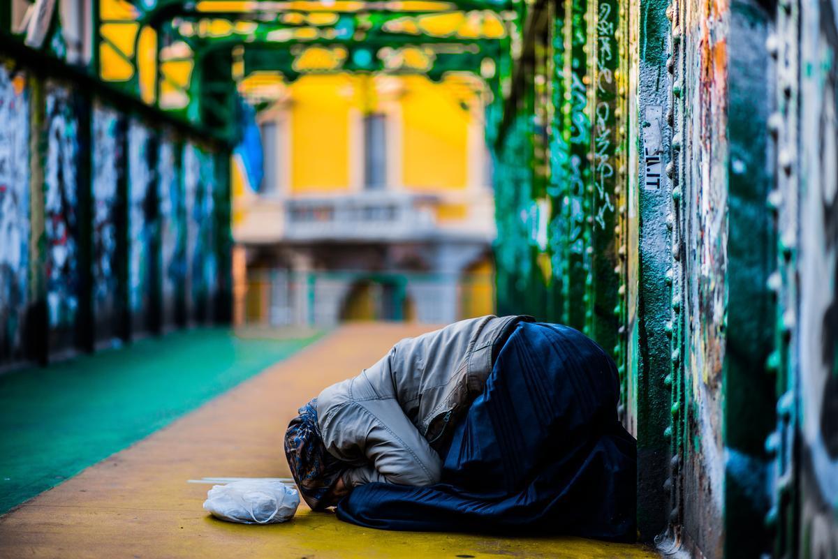 Una senzatetto a Milano. Foto di Francesco Tommasini/Unsplash 