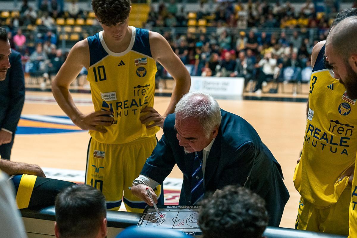 Torino, 29 ottobre 2023. Coach Franco Ciani durante un time out nel corso della partita tra Reale Mutua Torino ed Elachem 1955 Vigevano. Foto di Matteo Teti