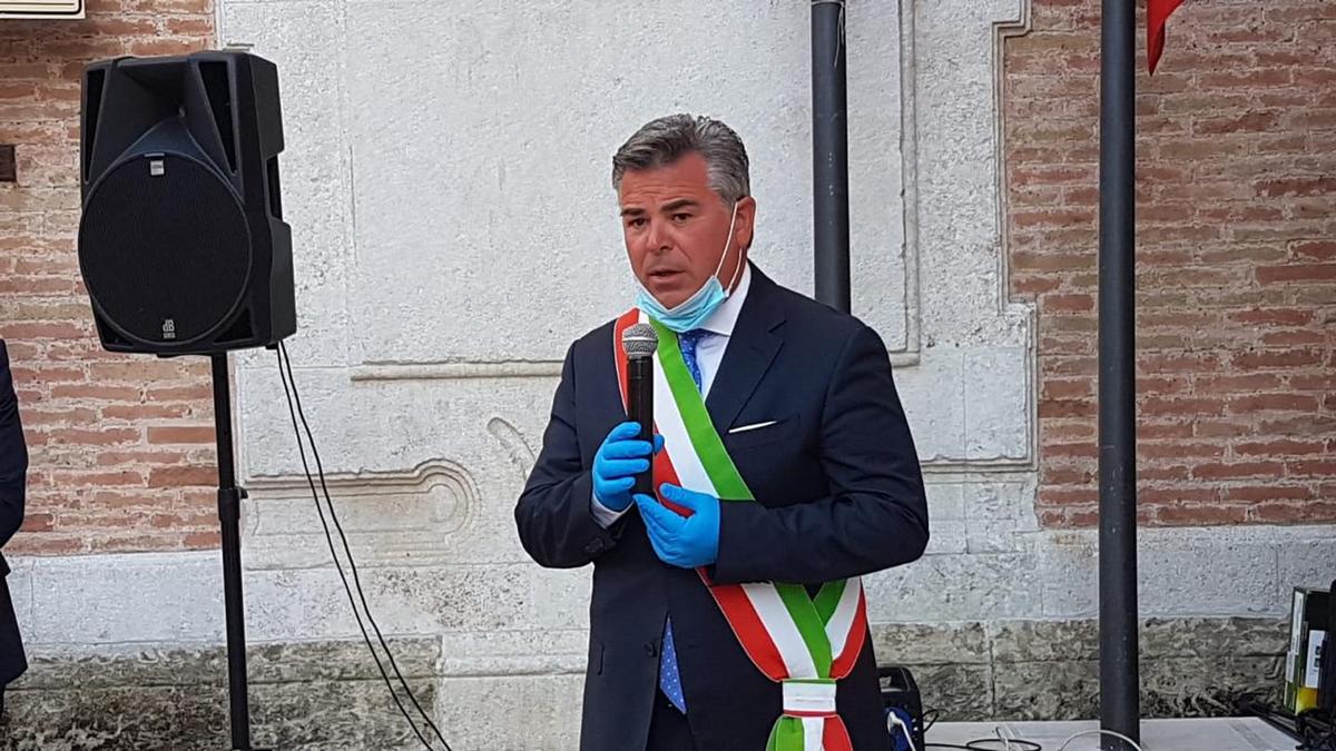 Franco Landella nel maggio 2020, con la fascia da sindaco (Foto da Facebook)