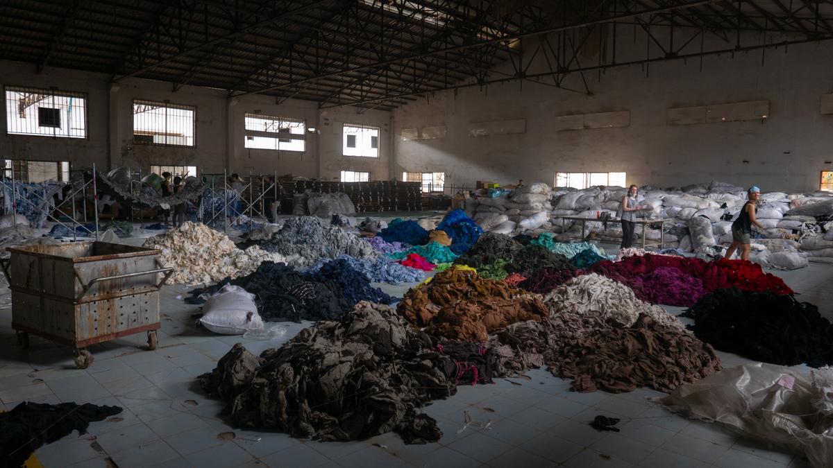 Un deposito di rifiuti tessili in Cambogia (Francois Le Nguyen/Unslpash)