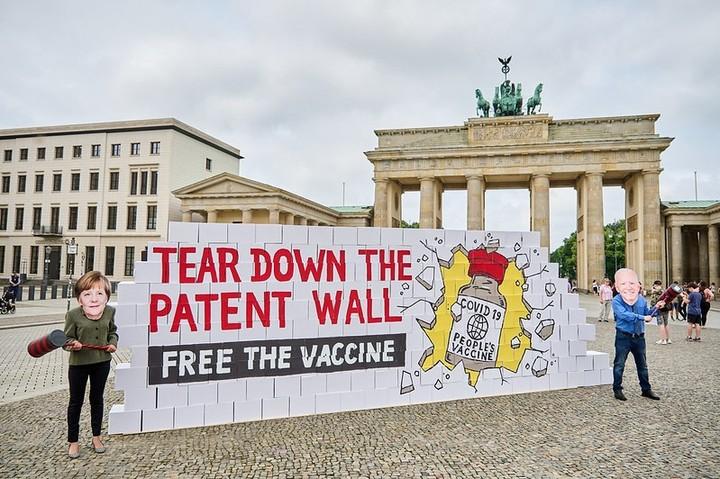 "Demolite il muro dei brevetti: liberate i vaccini". Foto di Noprofitonpandemic