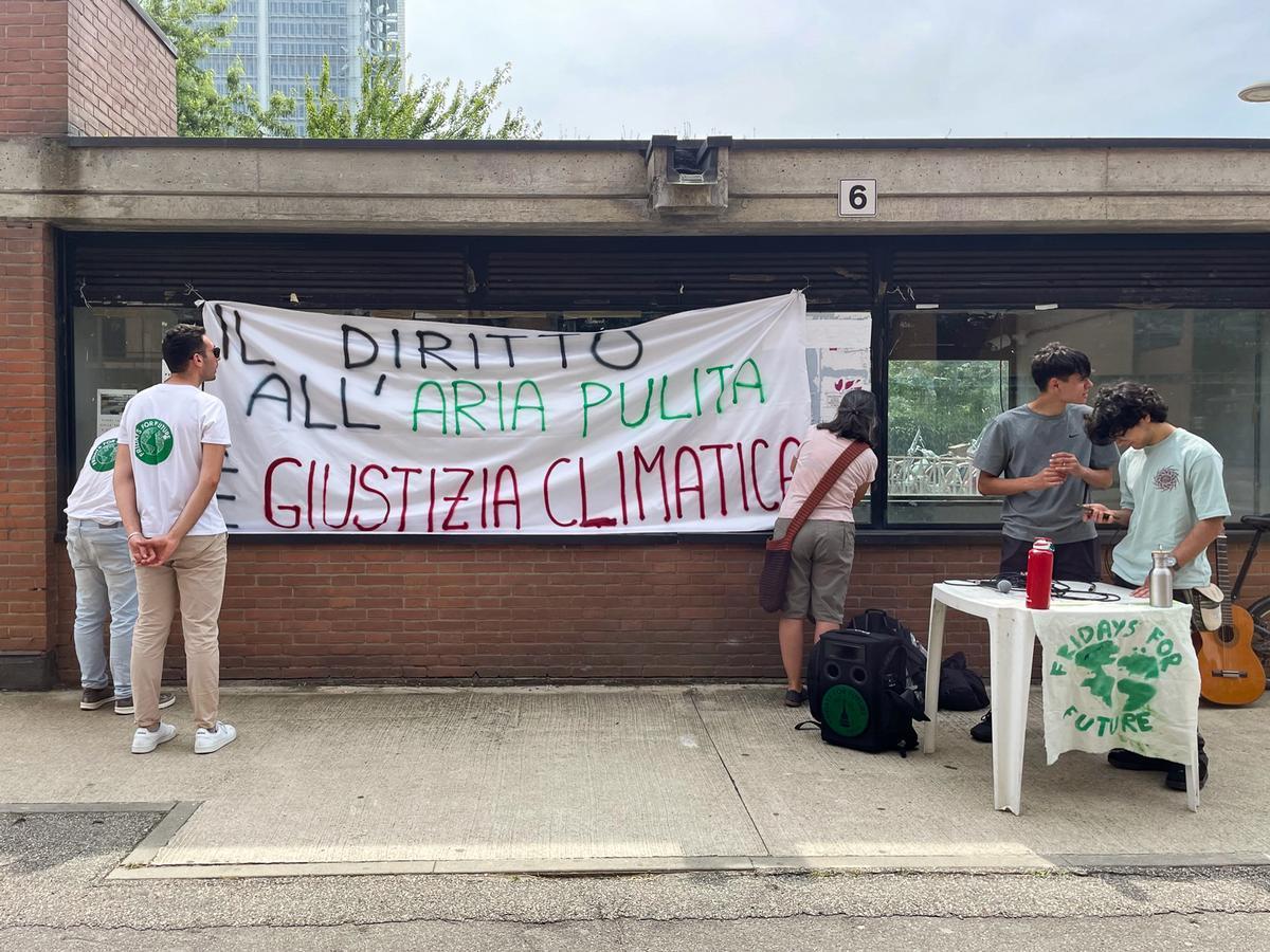 Torino, 18 giugno 2024. Uno striscione di Fridays for future davanti all'ingresso del tribunale. Foto di Marco Panzarella