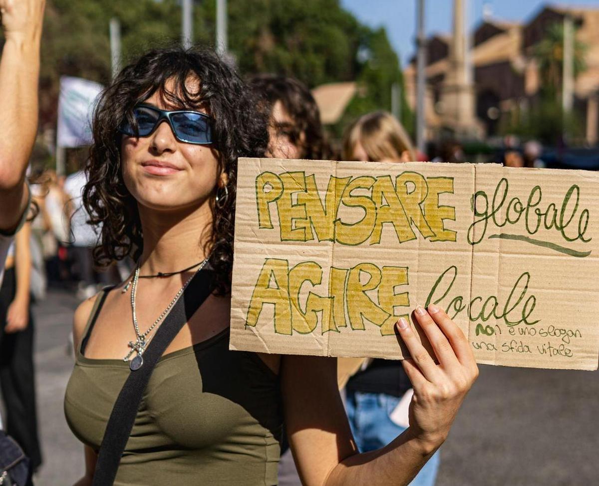 Roma, 2023. La manifestazione nazionale per il clima organizzata dal movimento Fridays for Future. Foto di l. Basso/Unsplash