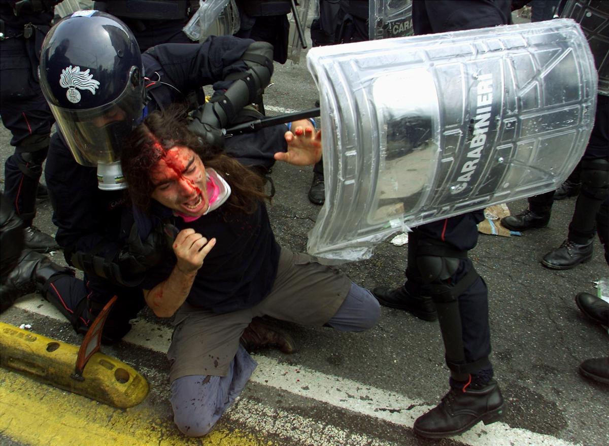 Genova, luglio 2001. Un giovane manifestante al G8 fermato dai carabinieri Ansa/Reuters/Peter Andrews