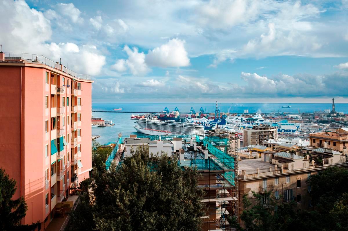 Genova, 10 settembre 2025. Una nave da crociera in uscita dal porto, a pochi metri dalle case. Foto di P. Valenti 