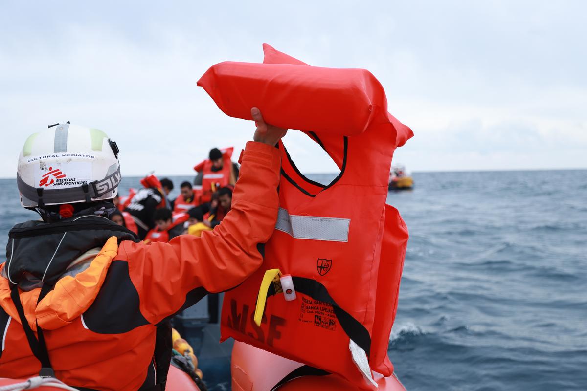 Il soccorso effettuato ieri dalla Geo Barents, la nave di Medici senza frontiere. Credits: Geo Barents 