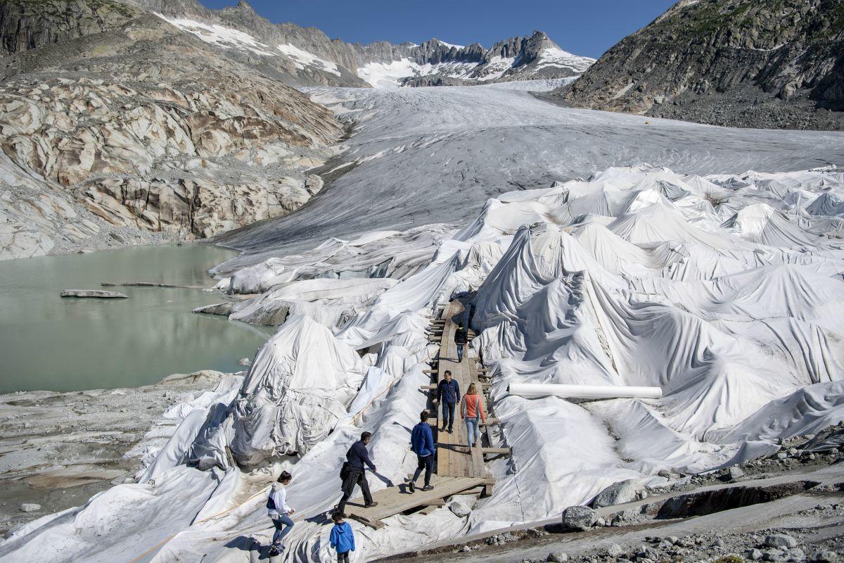 Teloni bianchi coprono il ghiacciaio del Rodano, in Svizzera, per prevenirne lo scioglimento, luglio 2020. (Urs Flueeler/Keystone AP) 