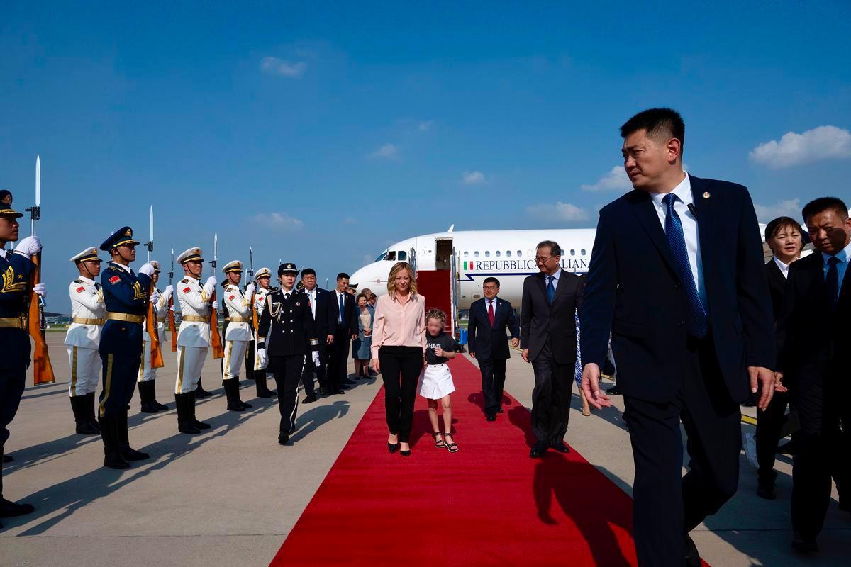 Pechino, 27 luglio. 2024. La presidente del Consiglio Giorgia Meloni al suo arrivo all'aeroporto di Pechino (Foto governo.it) 