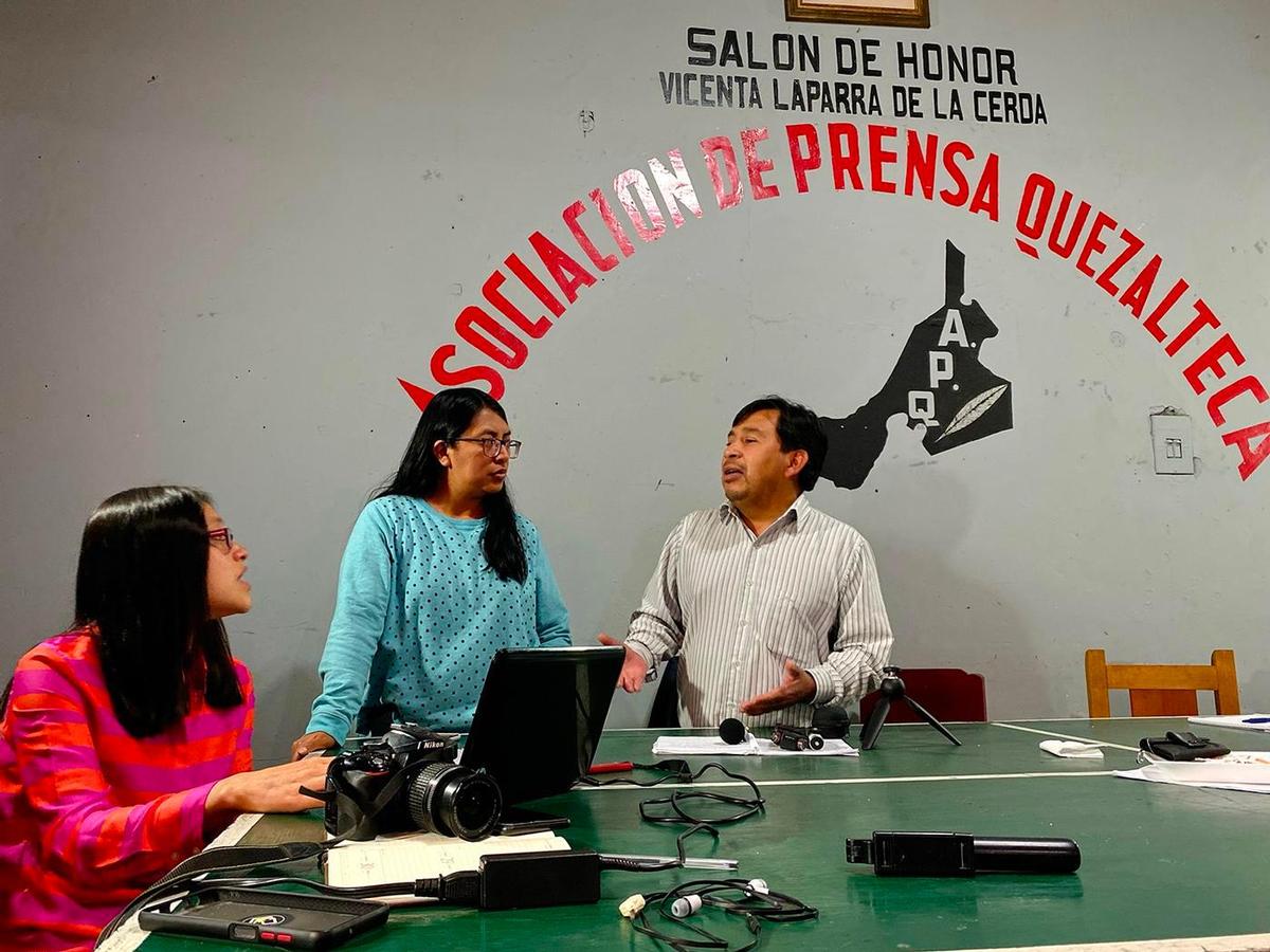 Da sinistra María José Longo, Shirlie Rodríguez e José Cancinos presso la sede dell'Associazione dei giornalisti di Quetzaltenango (Foto Ylenia Sina) 