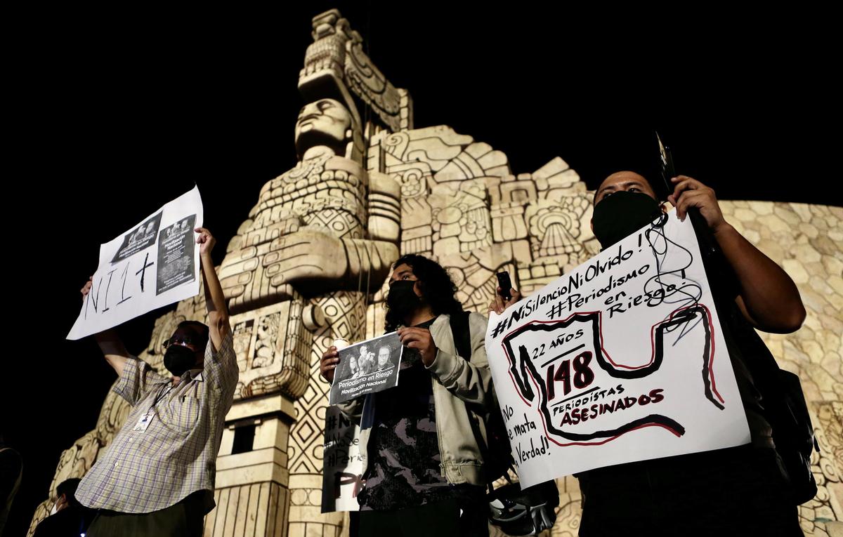 Merida (Messico), 25 gennaio 2022. Di fronte al Monumento alla Patria, alcuni lavoratori dei media protestano contro la violenza sui giornalisti. Lorenzo Hernandez/Epa