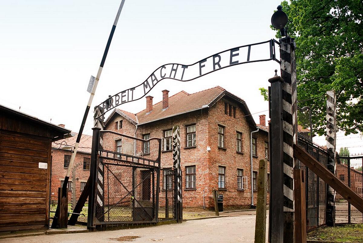 L'ingresso del campo di sterminio di Auschwitz I