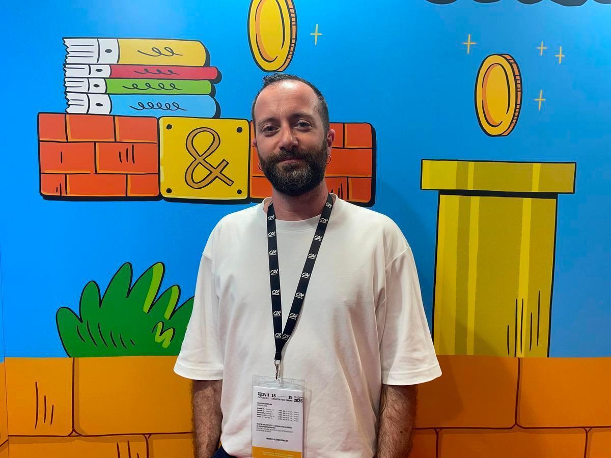 Giulio Macaione nello stand Bao durante l'ultimo Salone del libro di Torino